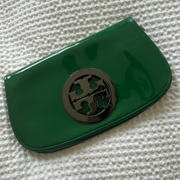 Tory Burch Handbags - Tory Burch patent logo clutch - OPEN TO OFFERS ✅